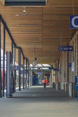 Tren İstasyonu, insanlar yürürken, insanlar ve bilgi işaretleri