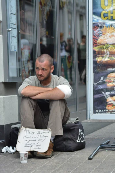 Uomo chiedendo aiuto economico sulla strada — Foto Stock