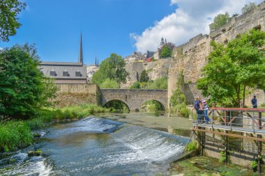 eski taş köprü ve nehir tema yeşil bitki örtüsü _ Lüksemburg