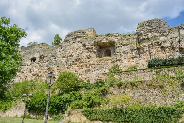 Falaise avec des ouvertures dans la roche — Photo