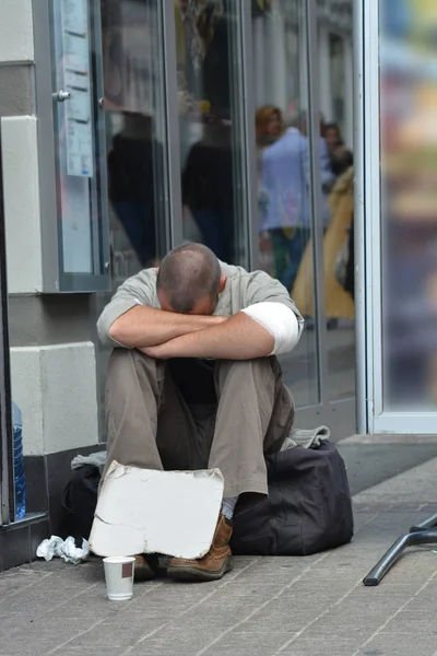 Mann Sitzt Auf Der Straße Und Bittet Geld — Stockfoto