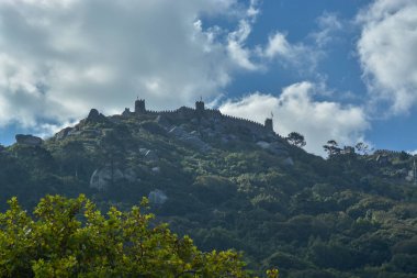 Eski savunma Kalesi ve taş duvarlar