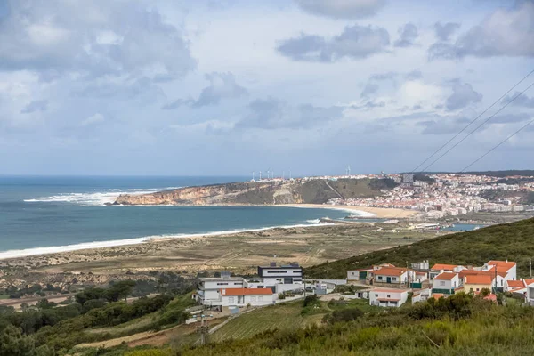 Vista al Villaggio Nazare con spiaggia turistica, oceano Atlantico e cielo — Foto Stock