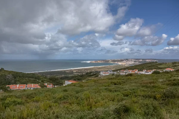 Vista al Villaggio Nazare con spiaggia turistica, oceano Atlantico e cielo — Foto Stock