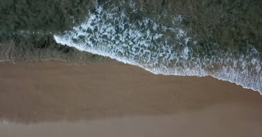 Angola sahilinde insansız hava aracı ile çekilen hava görüntüsü, sahilde dalgalı su.