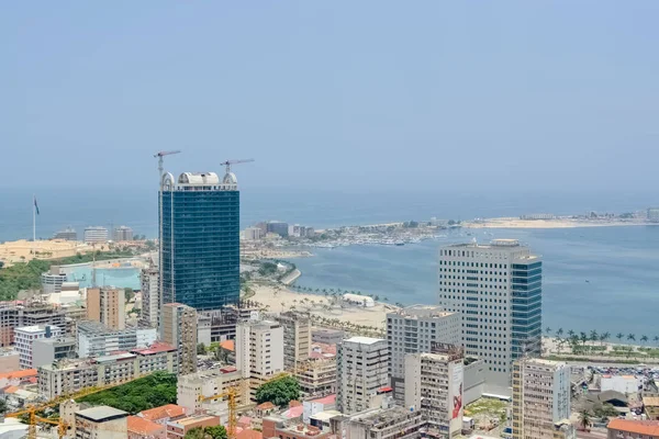 Luftaufnahme der Innenstadt von Luanda, Bucht und Hafen von Luanda, marginale und zentrale Gebäude, in Angola — Stockfoto