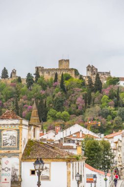 Tomar 'daki Katolik manastırı İsa Manastırı' na tam bir bakış, aslında Tapınak Kalesi.