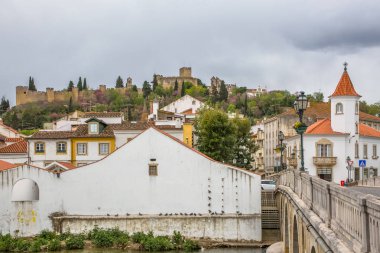 Şehir merkezindeki İsa ve Tomar Manastırı 'nda tam görüş, Tomar' daki Roma Katolik manastırı, aslında Tapınak kalesi.