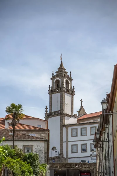 Utsikt över ett torn vid kyrkan Mercy, barock stil monument, arkitektonisk ikon i staden Viseu — Stockfoto