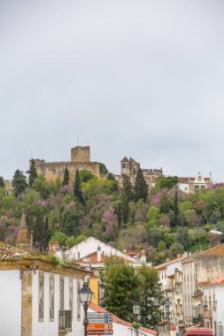 Şehir merkezindeki İsa ve Tomar Manastırı 'nda tam görüş, Tomar' daki Roma Katolik manastırı, başlangıçta Tapınak kalesi, Portekiz