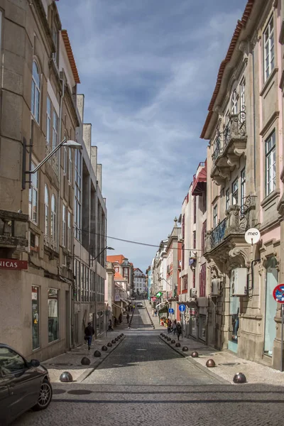 Pohled na ulici s klasickými budovami na Viseu city Downtown, lidé procházky a ukládání budov, ikona města Viseu — Stock fotografie