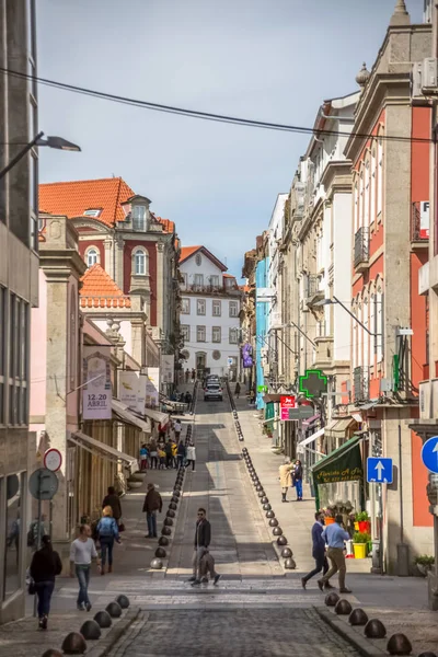 Viseu şehrinde klasik binaların olduğu bir caddeye bakın. İnsanlar Viseu şehrinin simgesi olan binaları geziyor ve depoluyorlar.