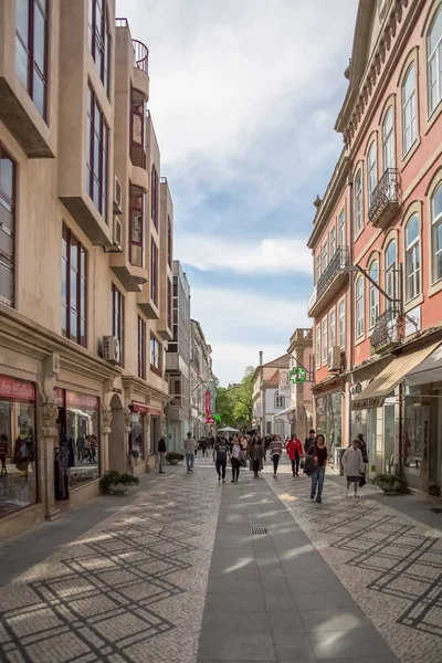 Pohled na ulici s klasickými budovami na Viseu city Downtown, lidé procházky a ukládání budov, ikona města Viseu — Stock fotografie