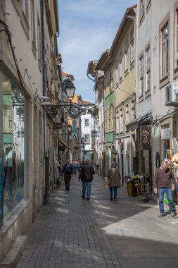 Viseu şehrinde klasik binaların olduğu bir caddeye bakın. İnsanlar Viseu şehrinin simgesi olan binaları geziyor ve depoluyorlar.