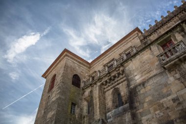 Viseu / Portugal - 04 16 2019: Viseu Katedrali 'nin arka cephesinde ayrıntılı görüş, Se Cathedral de Viseu, Portekiz' in Viseu kentinin mimari simgesi