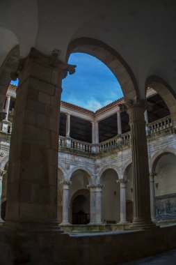 Viseu Katedrali 'nin iç manastırına bakın, Romanca stil sütunlar galerisi, Portekiz