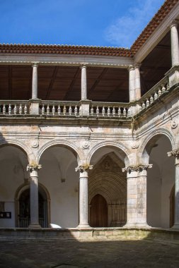 Viseu Katedrali 'nin iç manastırına bakın, Romanca stil sütunlar galerisi, Portekiz