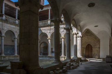 Viseu Katedrali 'nin iç manastırına bakın, Romanca stil sütunlar galerisi, Portekiz