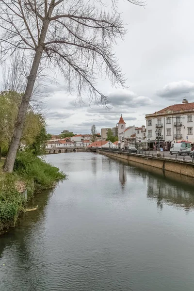 图玛尔市市中心的一条河流、葡萄牙的植被和河岸上的建筑物 — 图库照片