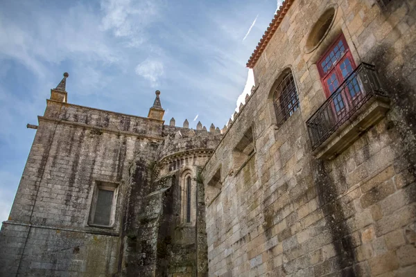 Viseu / Portugal - 04 16 2019: Vista detallada en la fachada trasera de la Catedral de Viseu, Se Catedral de Viseu, icono arquitectónico de la ciudad de Viseu, Portugal — Foto de Stock