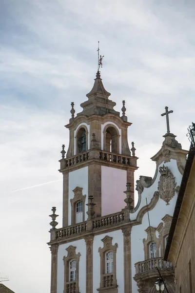 Veduta di una torre presso la Chiesa della Misericordia, monumento in stile barocco, icona architettonica della città di Viseu, in Portogallo — Foto Stock