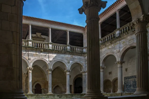 Вид на інтер'єр клуатру на соборі Візеу, галерея колон романського стилю, Португалія — стокове фото