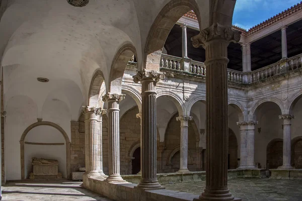 Vista para o claustro interior da Catedral de Viseu, galeria de colunas de estilo romântico, Portugal — Fotografia de Stock