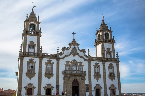 Vista en la fachada frontal de la Iglesia de la Misericordia, monumento de estilo barroco, icono arquitectónico de la ciudad de Viseu, en Portugal —  Fotos de Stock