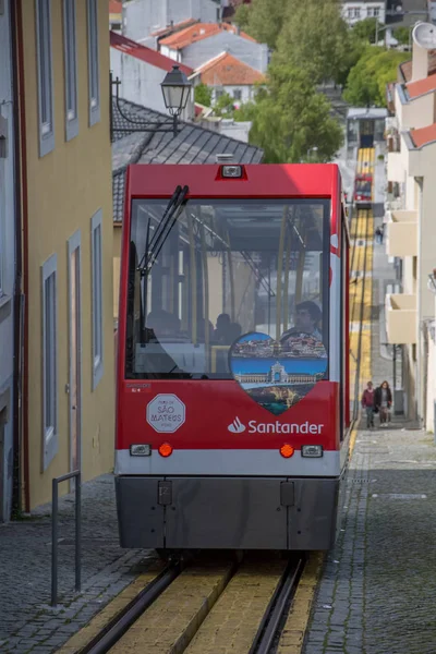 Vista de um funicular público, limpo moderno transporte urbano na cidade de Viseu — Fotografia de Stock