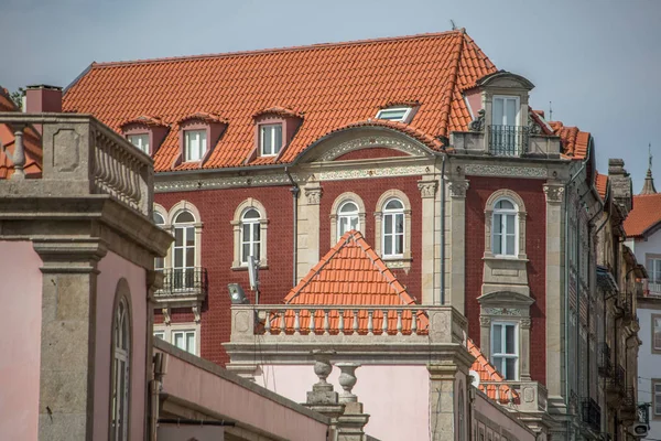 Pohled na klasické tradiční městské budovy v centru města Viseu, Portugalsko — Stock fotografie