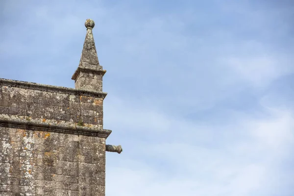 Veduta dettagliata di un pinnacolo sulla facciata posteriore della Cattedrale di Viseu, icona architettonica della città di Viseu, Portogallo — Foto Stock