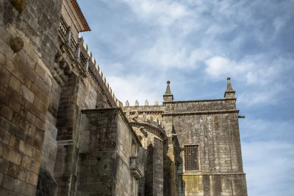Viseu / Portogallo - 04 16 2019: Veduta dettagliata sulla facciata posteriore della Cattedrale di Viseu, Se Cathedral de Viseu, icona architettonica della città di Viseu, Portogallo — Foto Stock