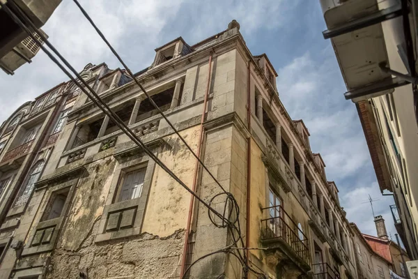 Blick auf ein klassisches traditionelles städtisches Gebäude auf der Viseu City Downtown, Portugal — Stockfoto