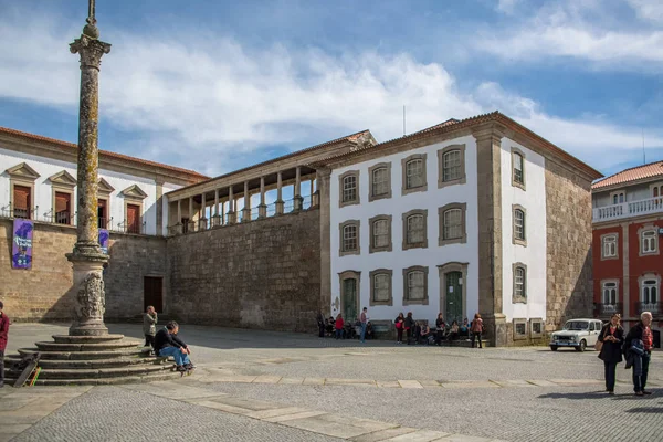 Vista na praça central do centro de Viseu com a fachada lateral da Catedral de Viseu, ícone renascentista arquitectónico da cidade de Viseu, Portugal — Fotografia de Stock