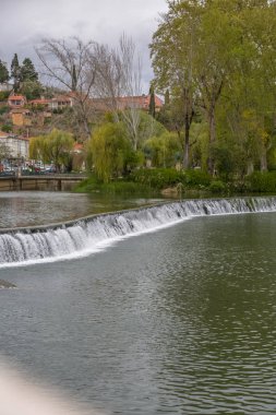 Portekiz, Tomar 'daki kamu parkları gölündeki küçük şelale manzarası
