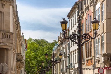 Klasik retro sokak lambası direğinin detaylı görüntüsü, metal malzemeler, süslemeler ve iki başlı