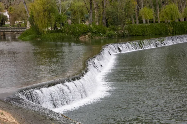 Vista da pequena cachoeira no lago dos parques públicos, em Tomar, Portugal — Fotografia de Stock