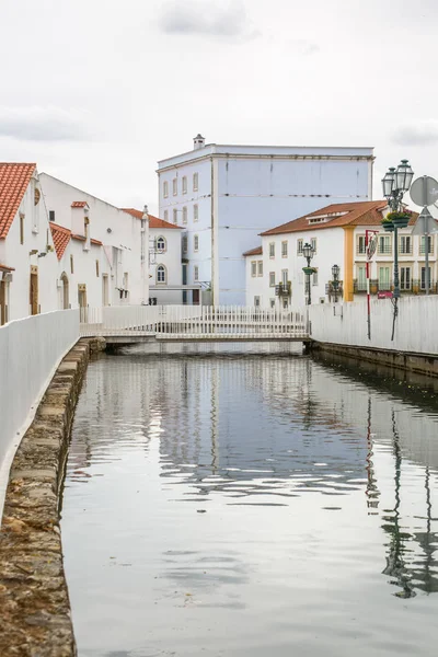 Widok na rzekę na centrum miasta Tomar, most dla pieszych i budynki nad brzegiem, Portugalia — Zdjęcie stockowe
