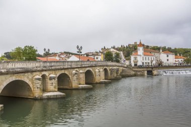 Tomar şehrinde köprü ve nehirle tam görüş, Tomar 'da bir Roma Katolik manastırı.