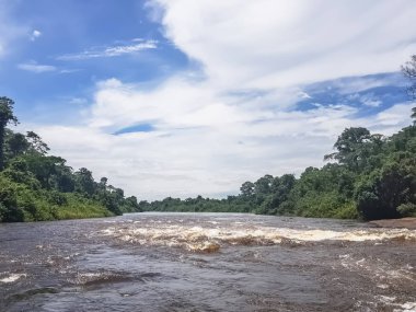 Lucala nehrinin manzarası, tropikal bitki örtüsü ve mavi gökyüzü arka plan kadar bulutlu