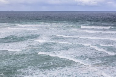 Arka planda Berlengas adası olan Portekiz 'deki Atlantik Okyanusu' na bakın