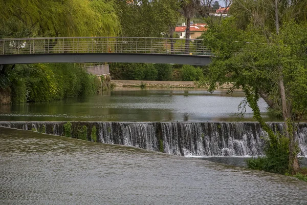 トマール市内の公園湖、歩行者用橋、銀行の植生の眺め — ストック写真