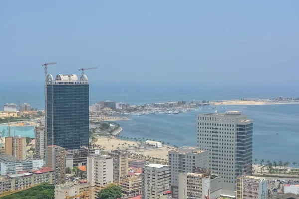 Vista aérea do centro de Luanda, baía e Porto de Luanda, edifícios marginais e centrais, em Angola — Fotografia de Stock