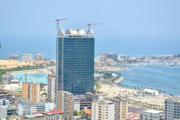 Luftaufnahme der Innenstadt von Luanda, Bucht und Hafen von Luanda, marginale und zentrale Gebäude, in Angola — Stockfoto