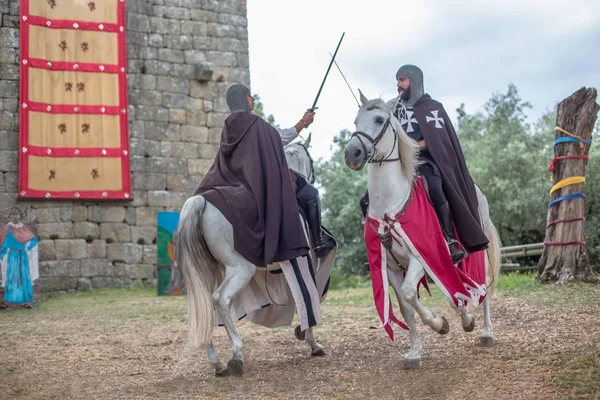 Vista sul teatro di strada con cavalieri che simulano l'ambiente tipico del mercato medievale — Foto Stock