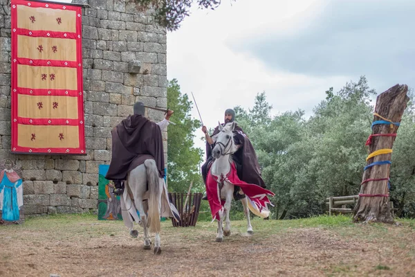 Vista sul teatro di strada con cavalieri che simulano l'ambiente tipico del mercato medievale — Foto Stock