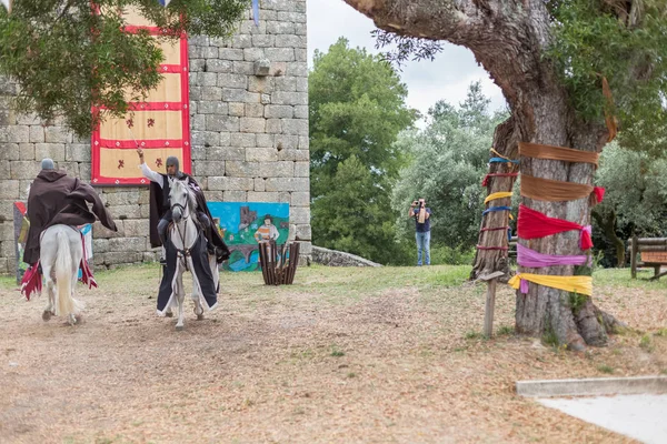 Vista sul teatro di strada con cavalieri che simulano l'ambiente tipico del mercato medievale, turisti e spettatori che guardano — Foto Stock