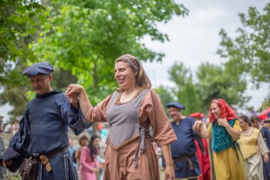 Ortaçağ kıyafetleri giymiş aktörlerin ortaçağ pazarında görüntüsü bulanık arka plan