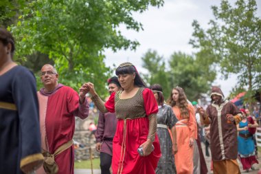 Ortaçağ kıyafetleri giymiş aktörlerin ortaçağ pazarında görüntüsü bulanık arka plan