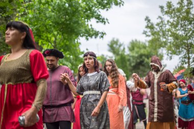 Ortaçağ kıyafetleri giymiş aktörlerin ortaçağ pazarında görüntüsü bulanık arka plan